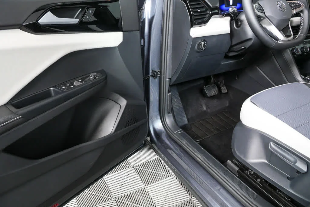 New 2026 Platinum Gray Metallic Volkswagen S image 7
