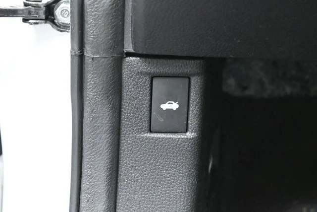 Used 2026 White Honda SE image 15
