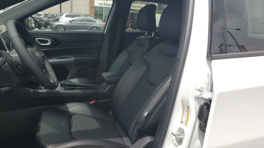Used 2026 White Jeep Latitude image 18
