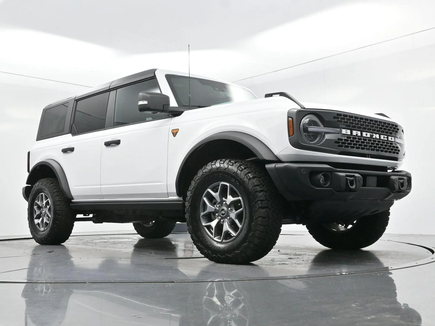 Used 2025 Oxford White Ford Badlands image 45