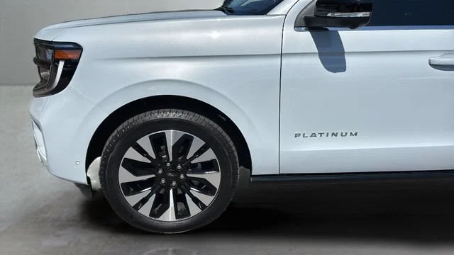 Used 2025  Ford Platinum image 36