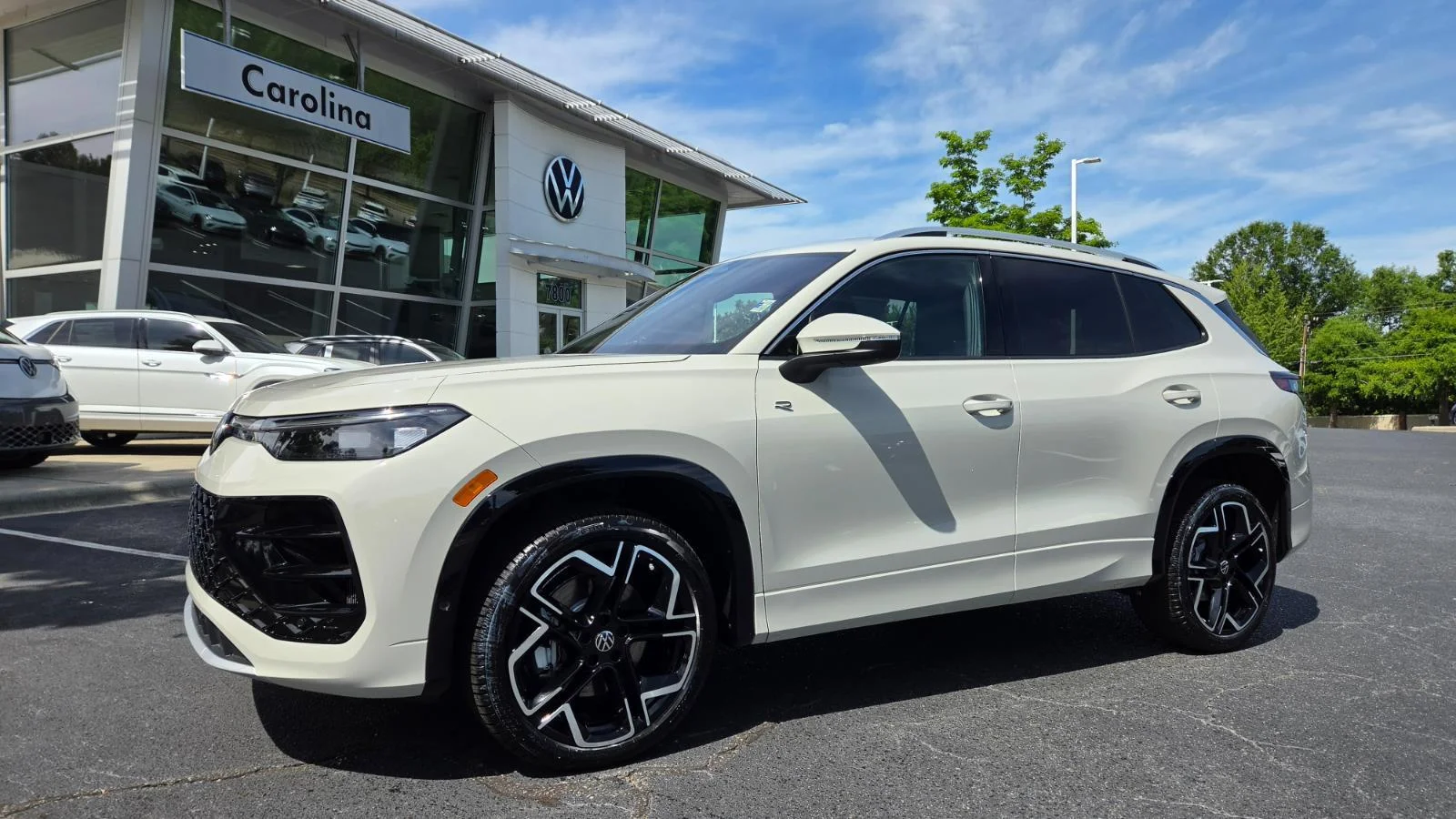 2026 Volkswagen Tiguan 2.0T SEL R-Line Turbo 4Motion's photo