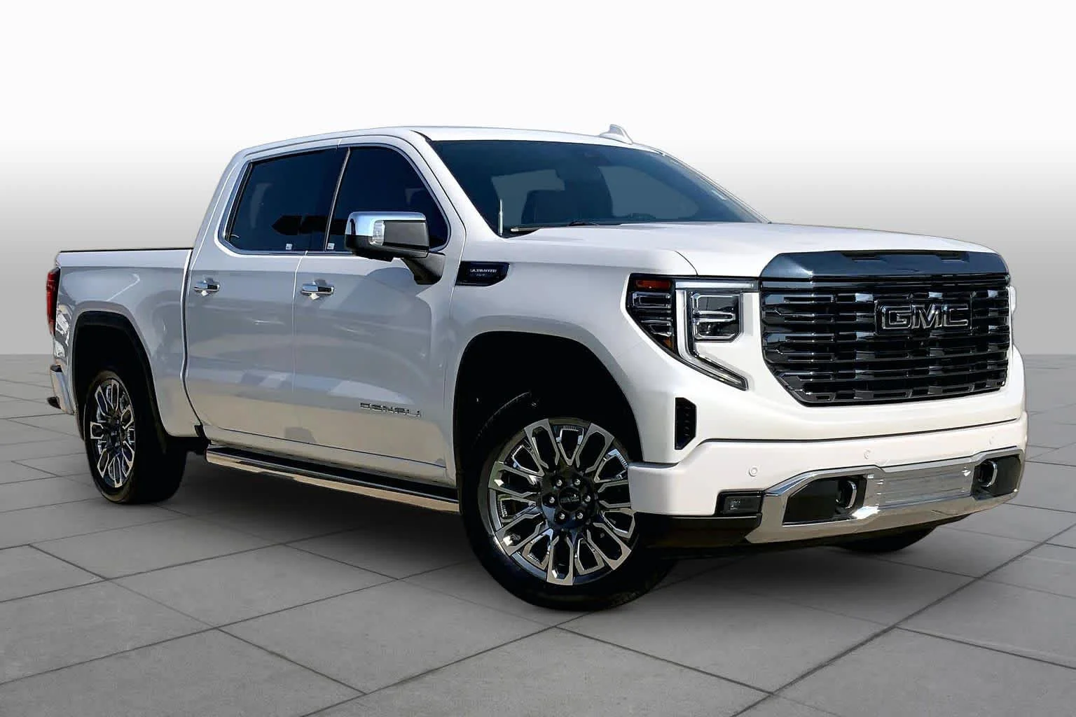 Used 2024 White Frost Tricoat GMC Denali Ultimate image 3