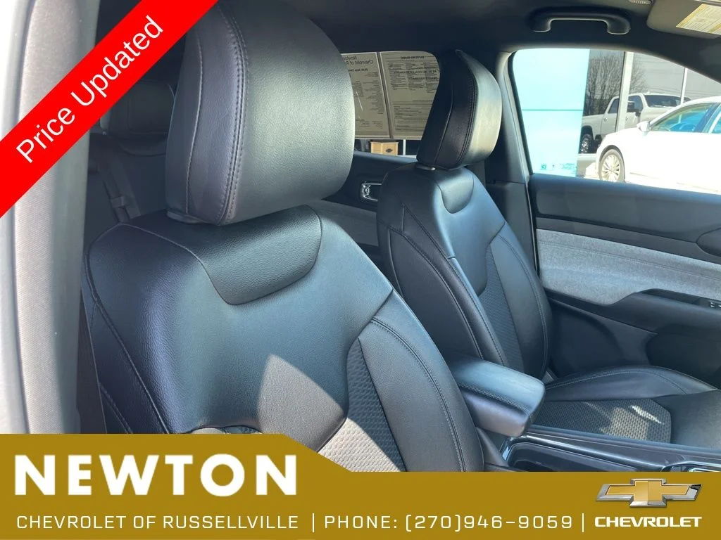 Used 2025 Bright White Clearcoat Jeep Latitude image 26