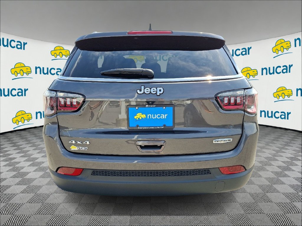 Used 2023 Gray Jeep Latitude Lux image 6