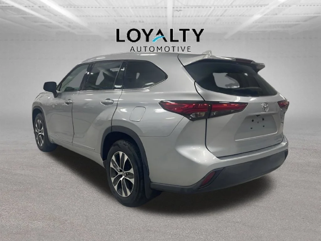 Used 2020 Silver Toyota XLE image 3