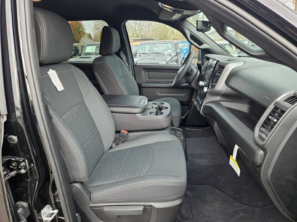 New 2025 Diamond Black Crystal Pearl-Coat Exterior Paint RAM Tradesman image 16