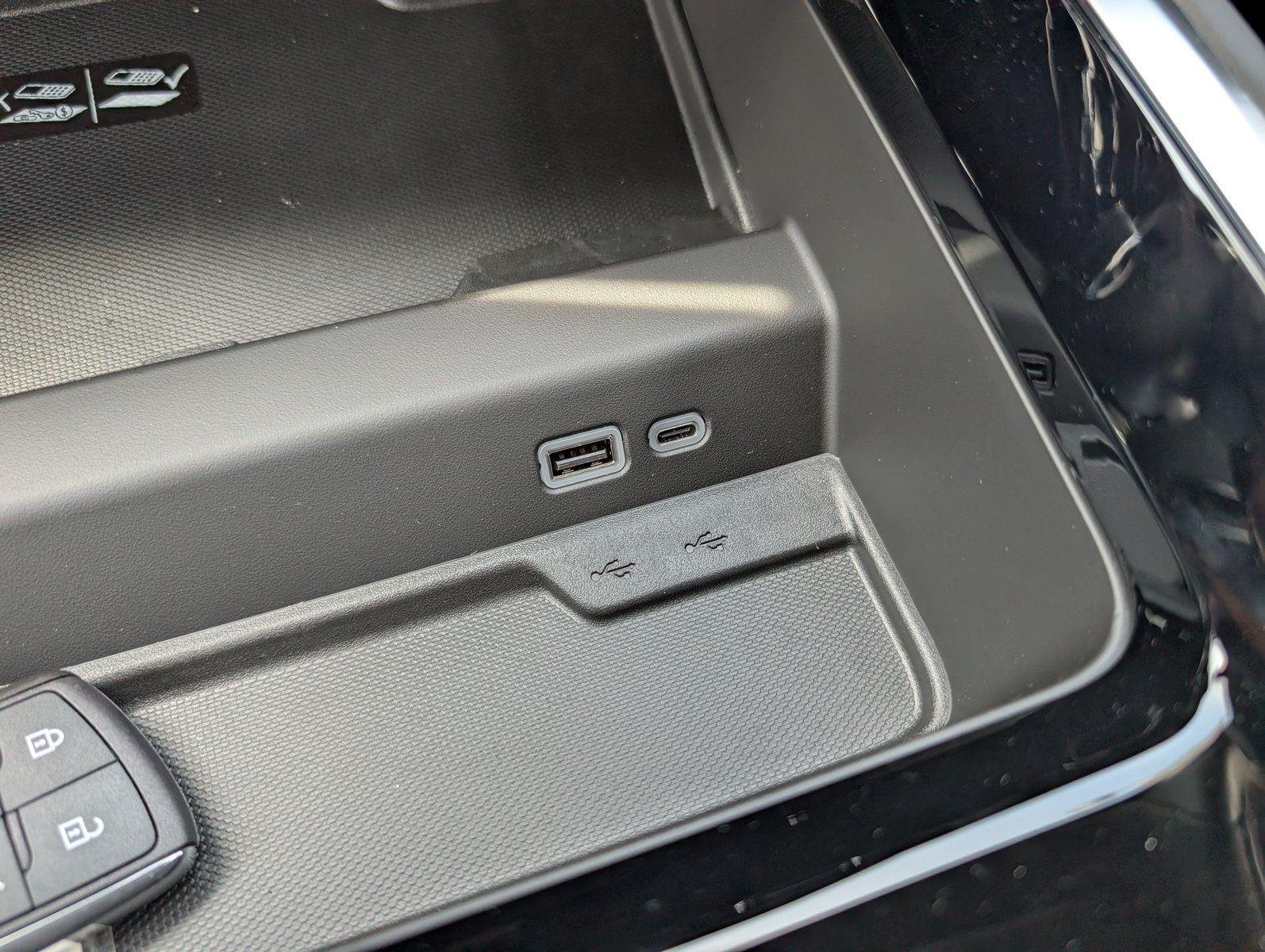 2026 Chevrolet Suburban RST - Photo 25