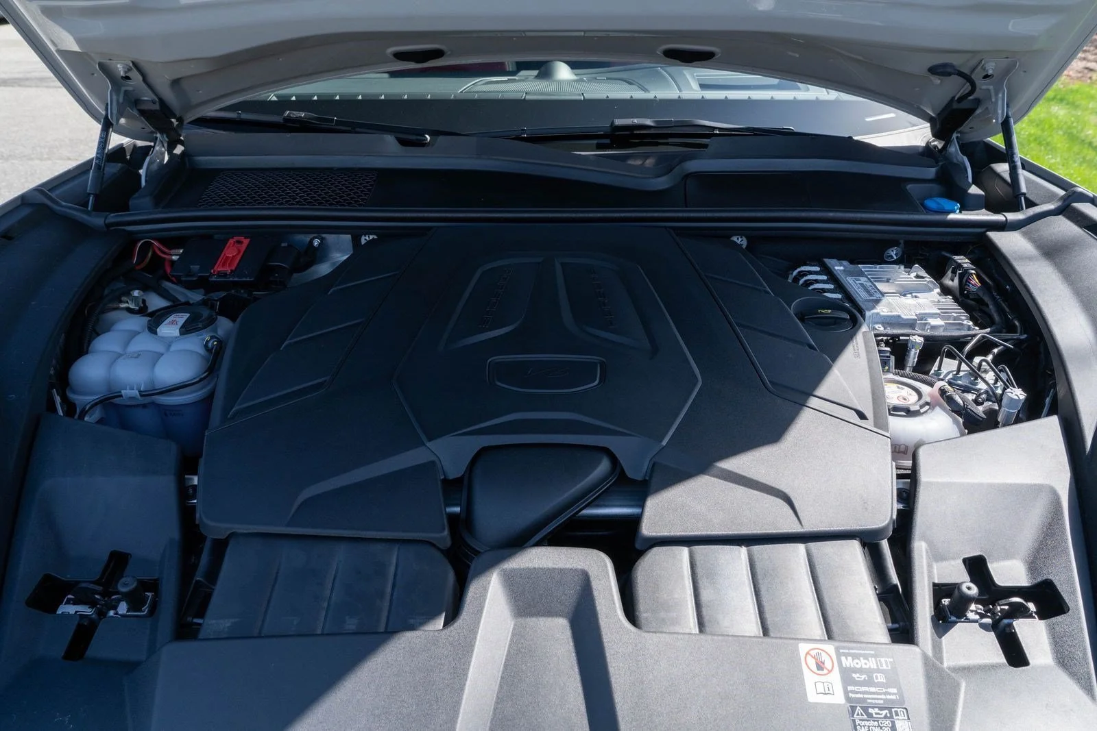 Used 2025 White Porsche S E-Hybrid Coupe image 17