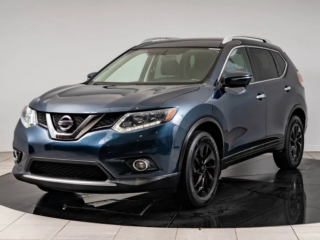 Used 2015 Arctic Blue Metallic Nissan SL image 1