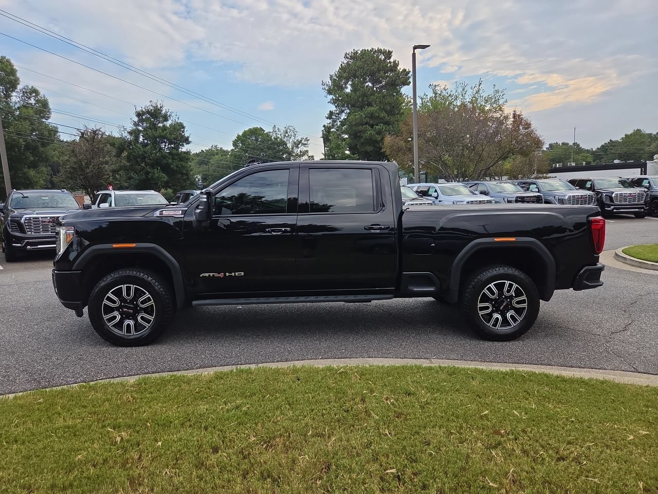 Used 2022 ONYX BLACK GMC AT4 image 5