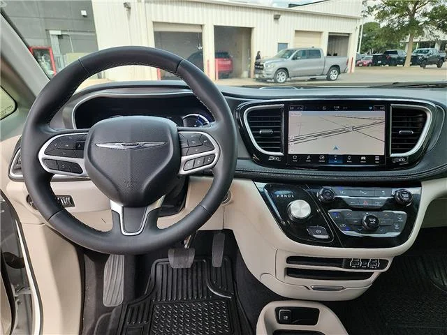 Used 2024 White Chrysler Select Front-Wheel Drive Passenger image 11
