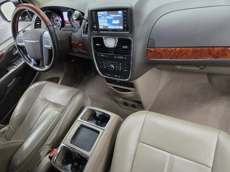 Used 2013 Cashmere Pearl Chrysler Limited image 13