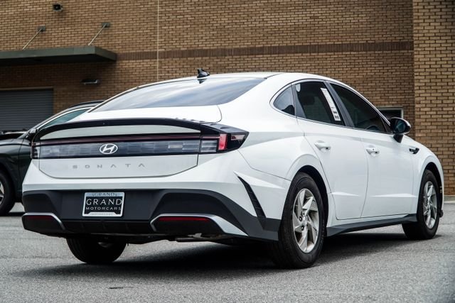 Certified Used 2025 White Hyundai SE image 12