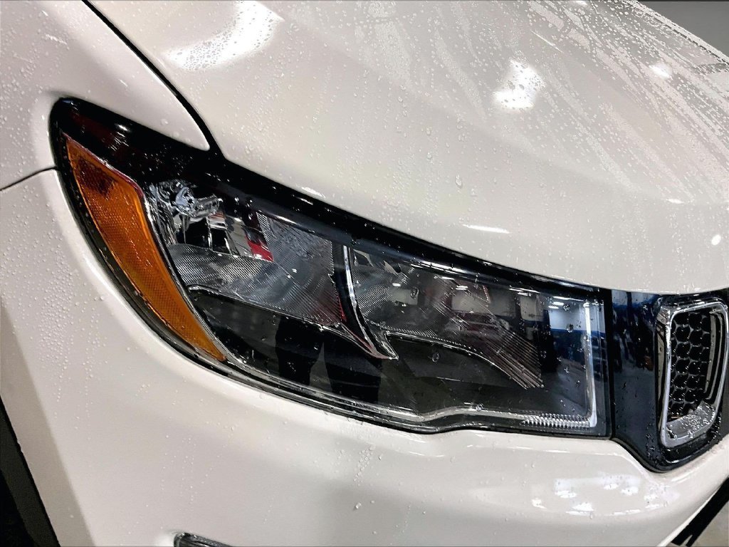 Used 2018 White Jeep Latitude image 34