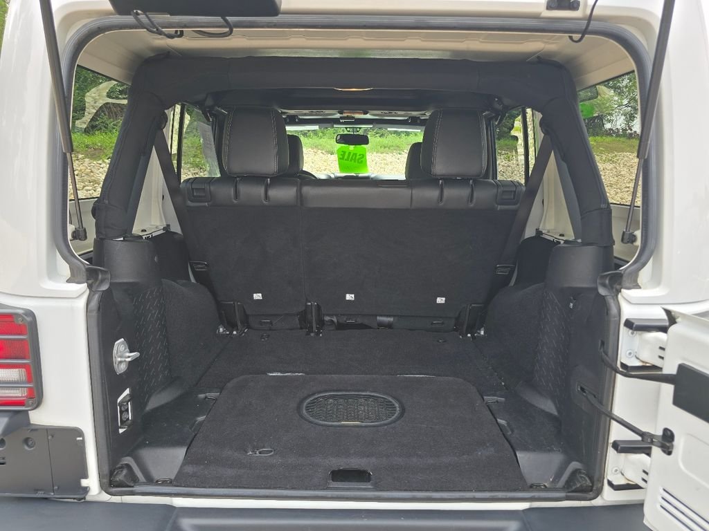 Used 2016 White Jeep Unlimited Rubicon image 29