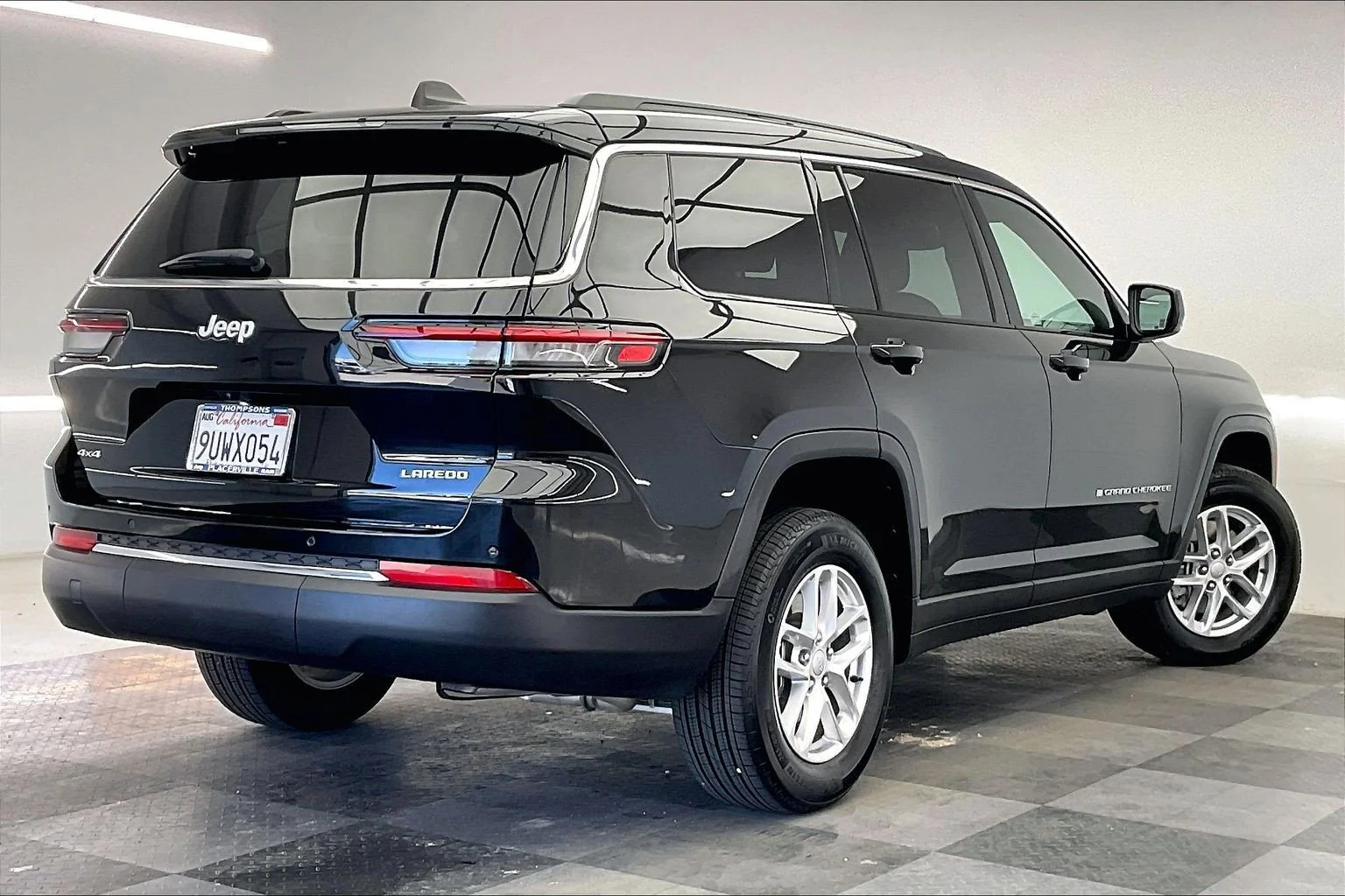 Used 2025 Diamond Black Crystal Pearlcoat Jeep Laredo image 13