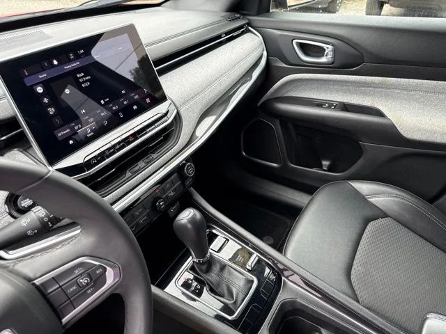 Used 2024  Jeep Latitude image 41