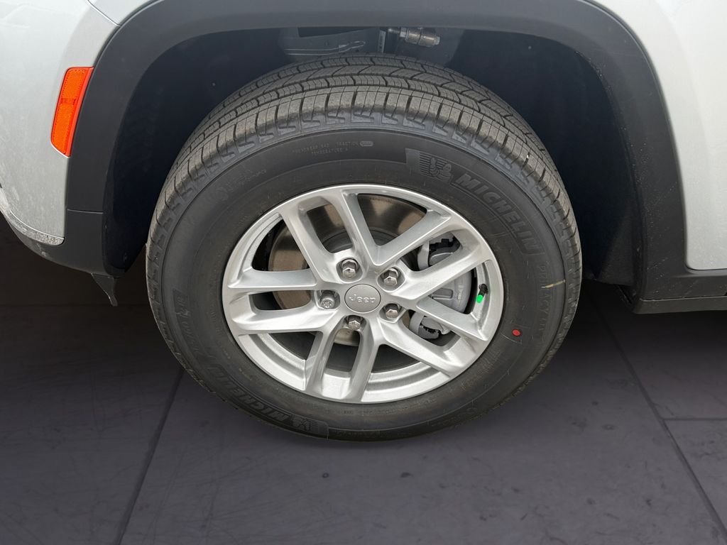 New 2026 Silver Zynith Exterior Paint Jeep Laredo image 9