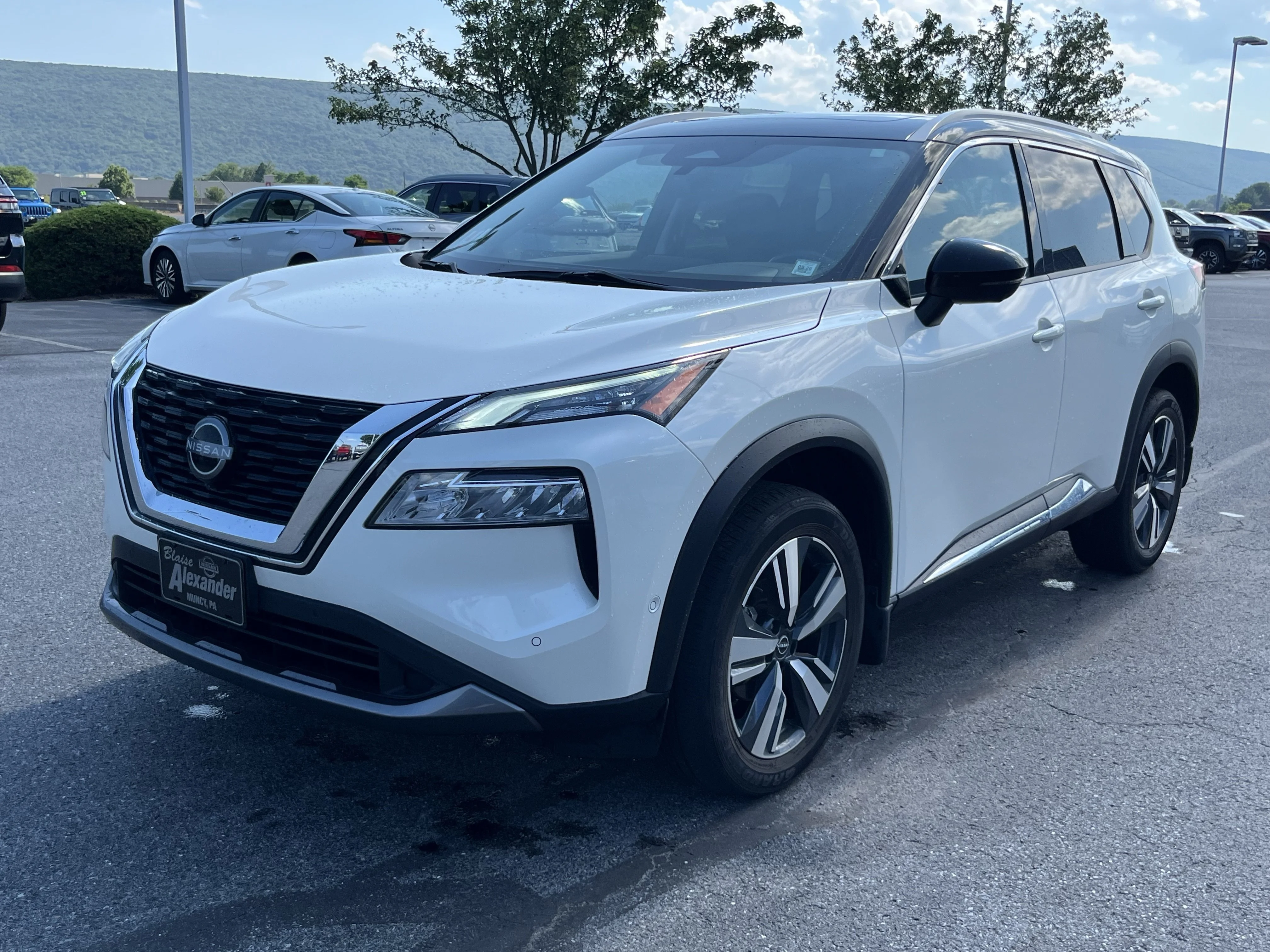 Used 2023 Pearl White Nissan SL image 11