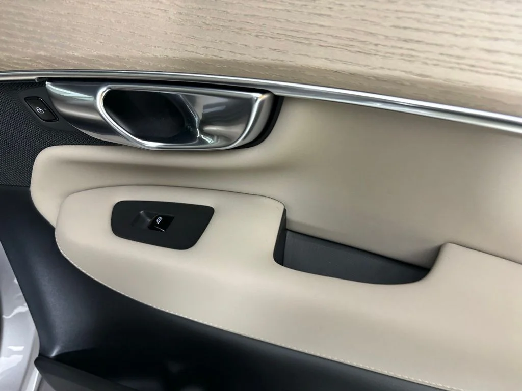 New 2026 Silver Volvo B6 Plus 7-Seater image 16
