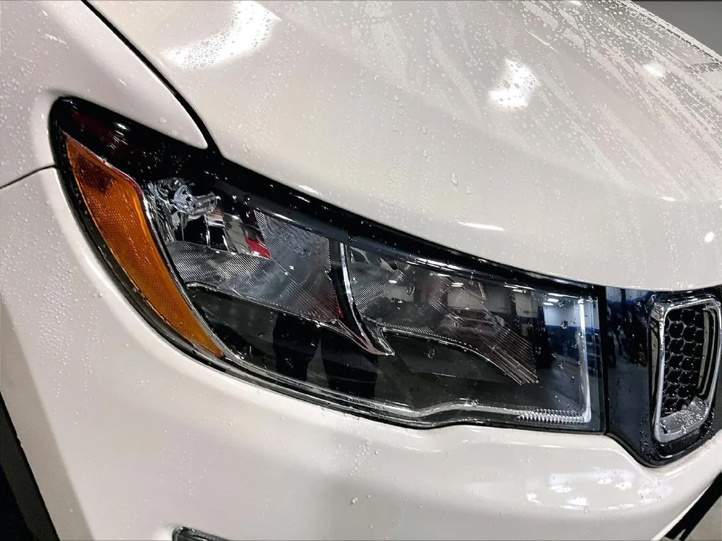 Used 2018 White Jeep Latitude image 34