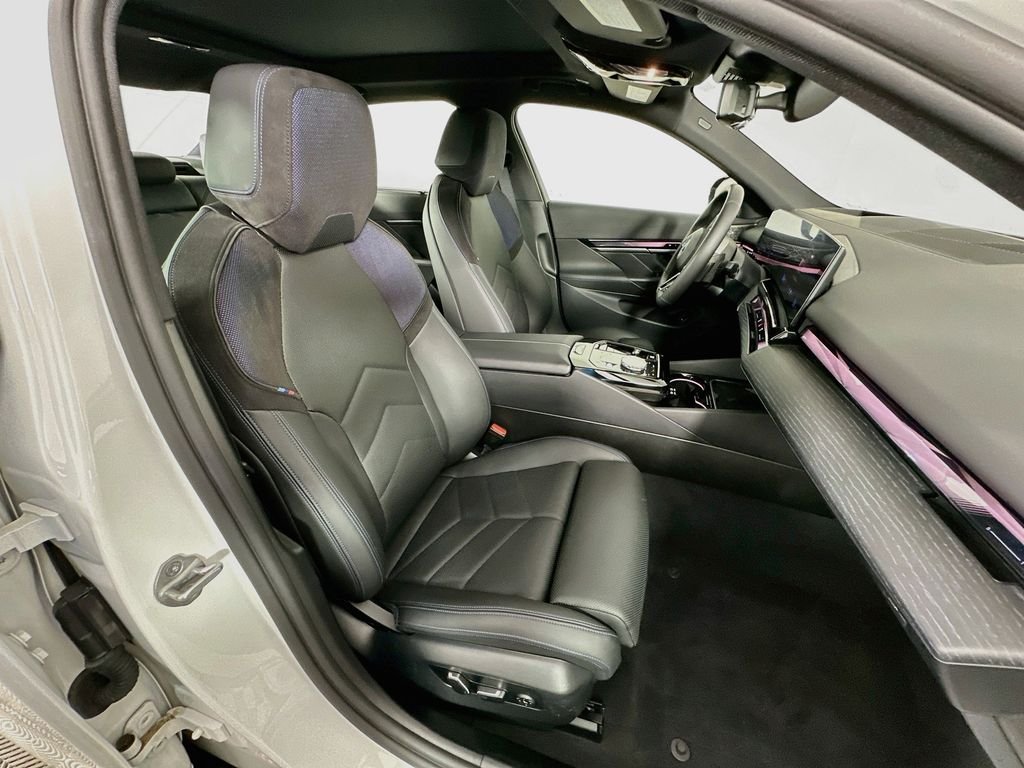 2026 BMW 5 Series 550e - Photo 28