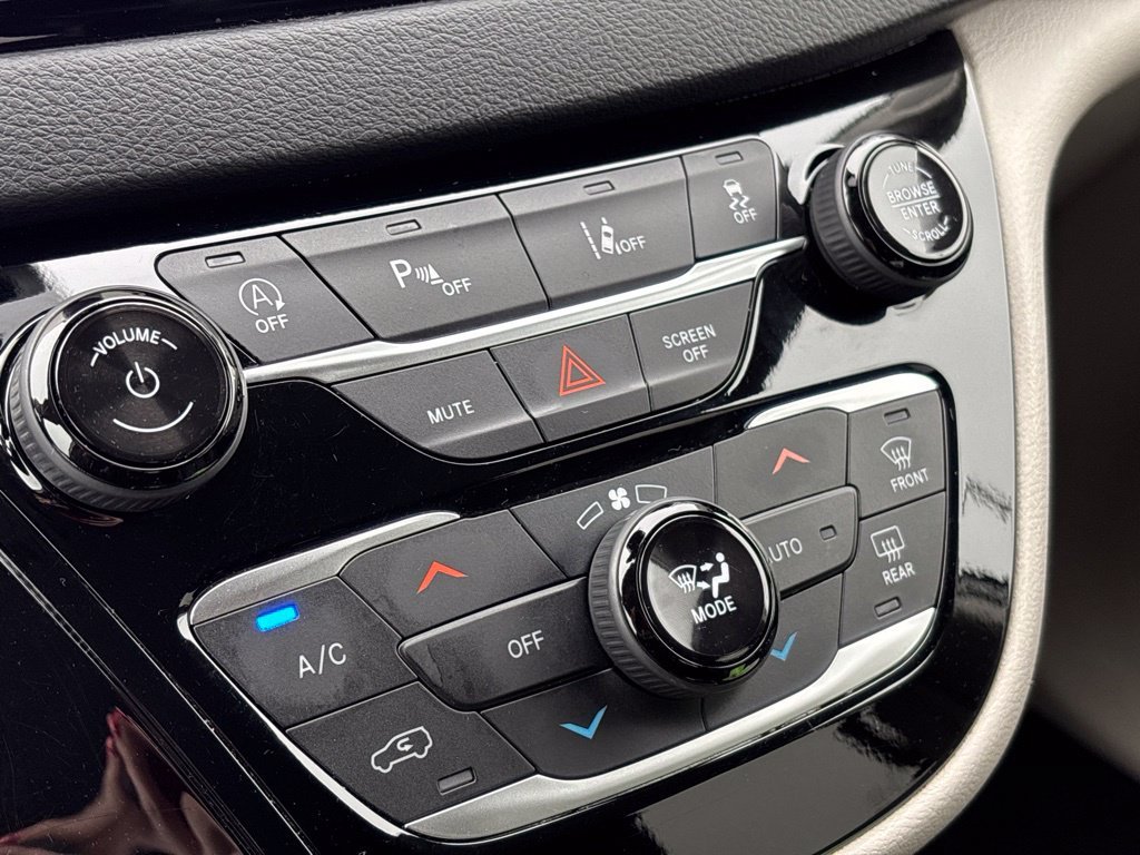 Used 2024 Silver Chrysler Touring L image 23