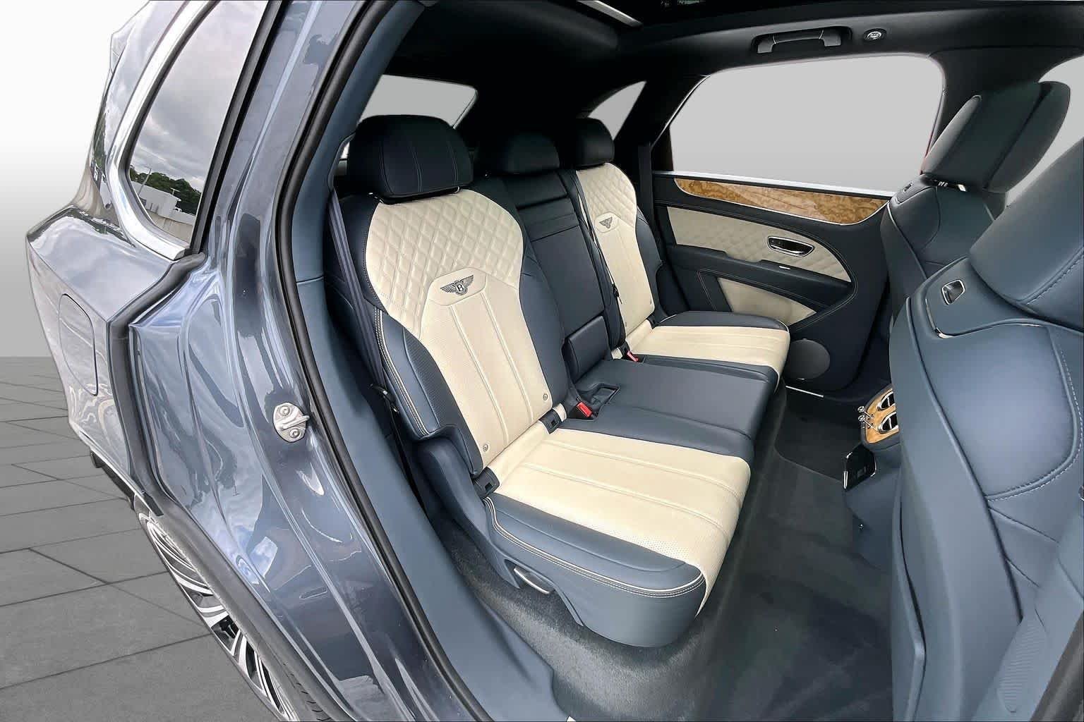 Used 2022 Black Sapphire Metallic Bentley V8 image 19