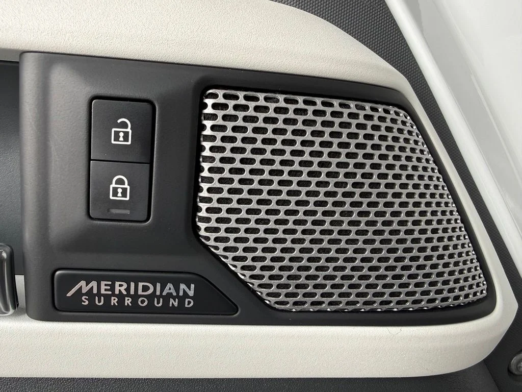 Used 2023 Fuji White Land Rover SE image 30