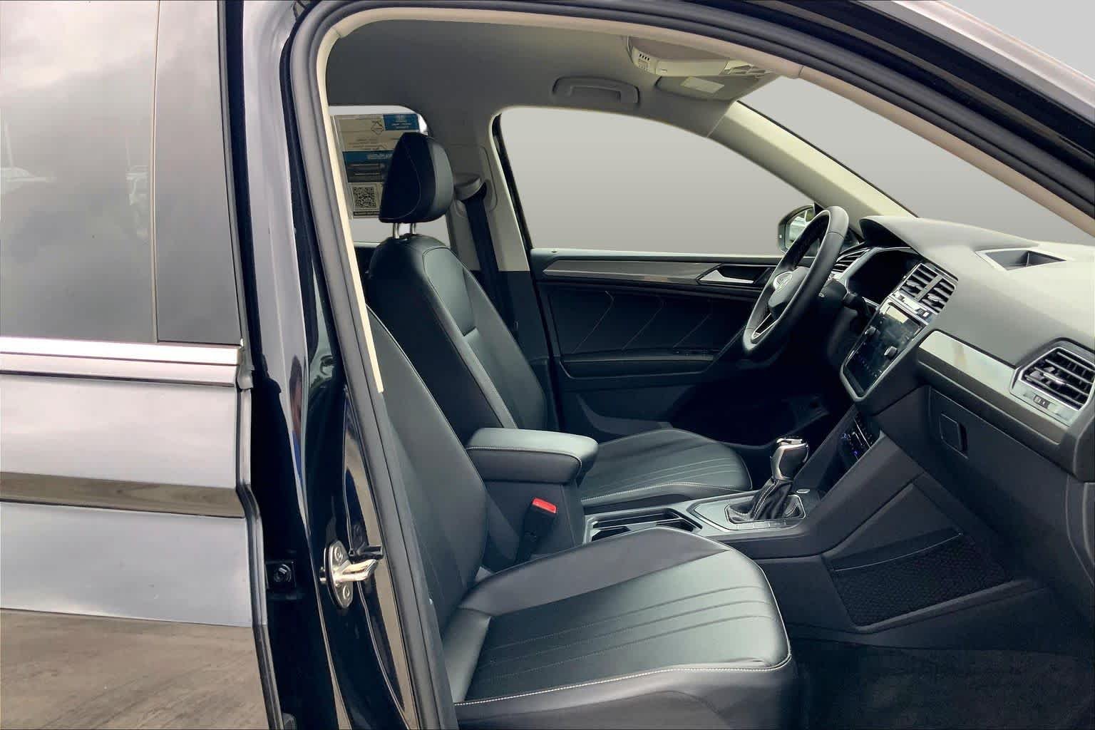 Used 2022 Deep Black Pearl Volkswagen SE image 9