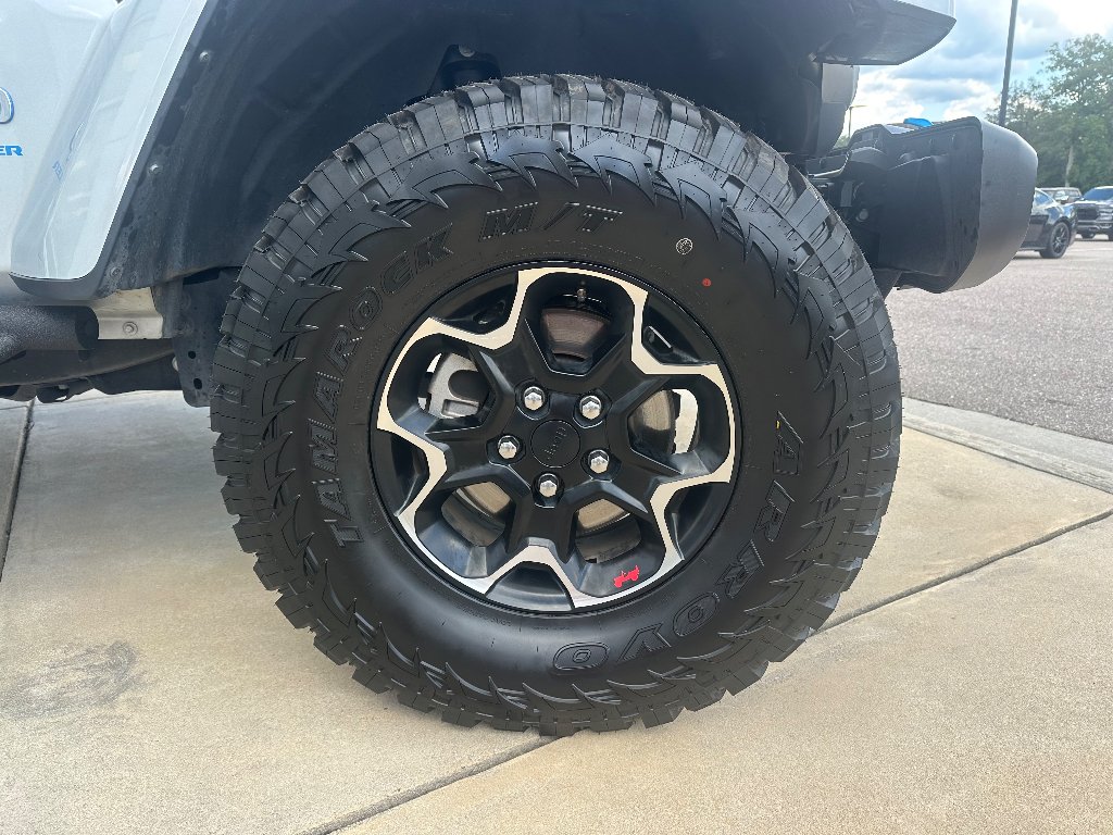 Used 2024 Silver Zynith Clearcoat Jeep Sahara image 7