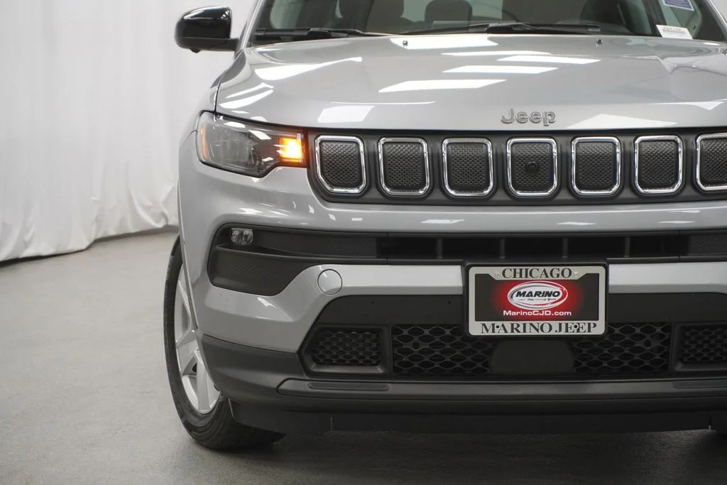 Certified Used 2022 Silver Jeep Latitude image 6