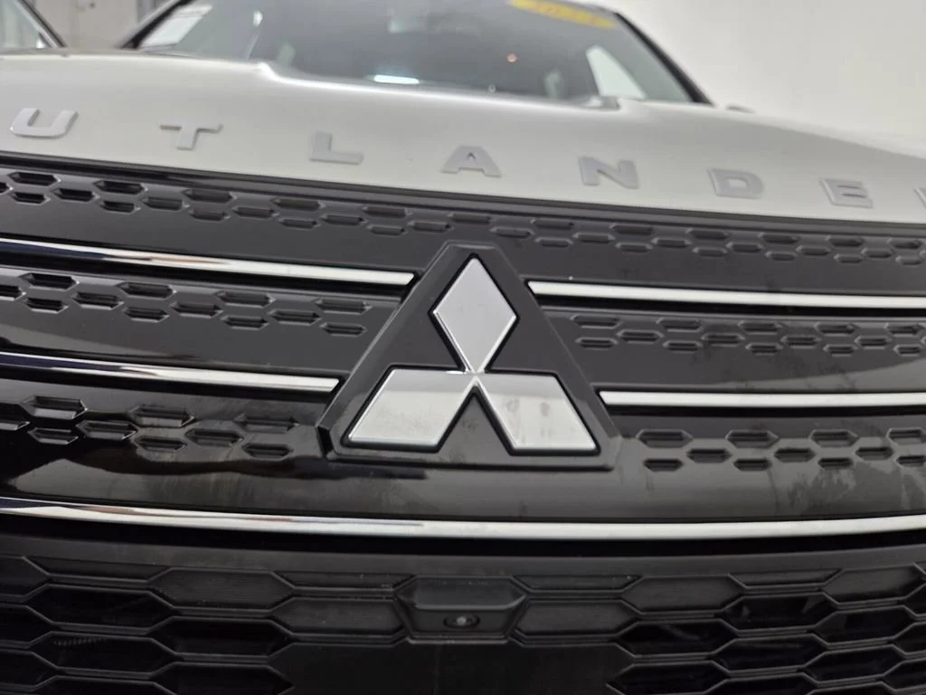 Used 2024 White Mitsubishi SE Black Edition image 29