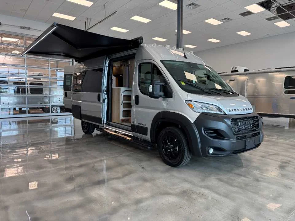 New 2027 BRIGHT SILVER METALLIC AIRSTREAM  image 17