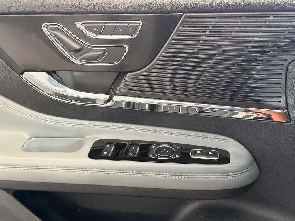 Used 2022 White Lincoln Standard image 25