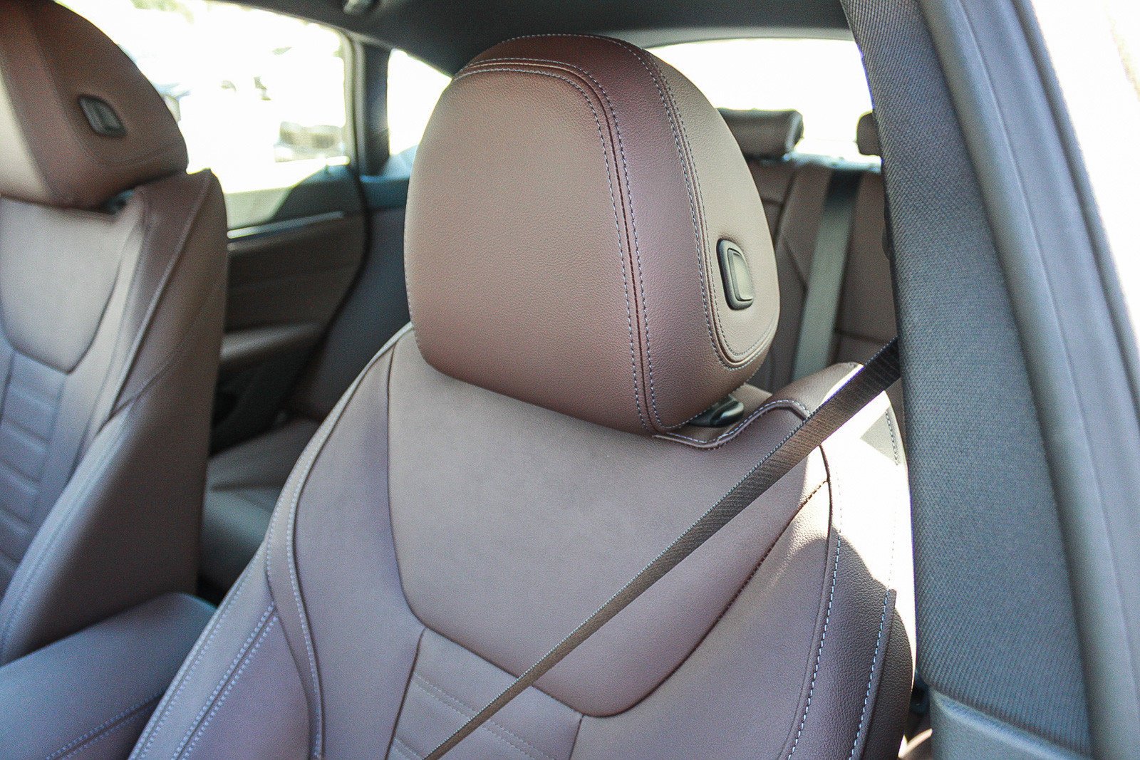 New 2026 Mineral White Metallic BMW xDrive40 image 25