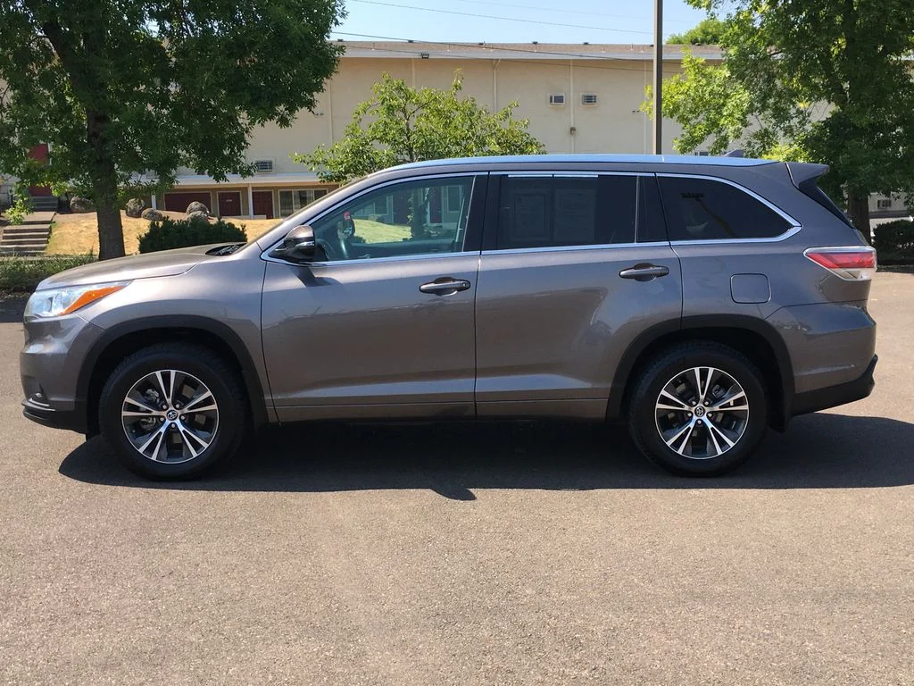 Used 2016 Gray Toyota XLE V6 image 3