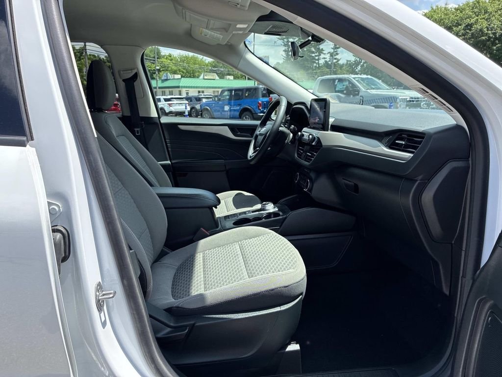 Used 2022 White Ford SE image 9