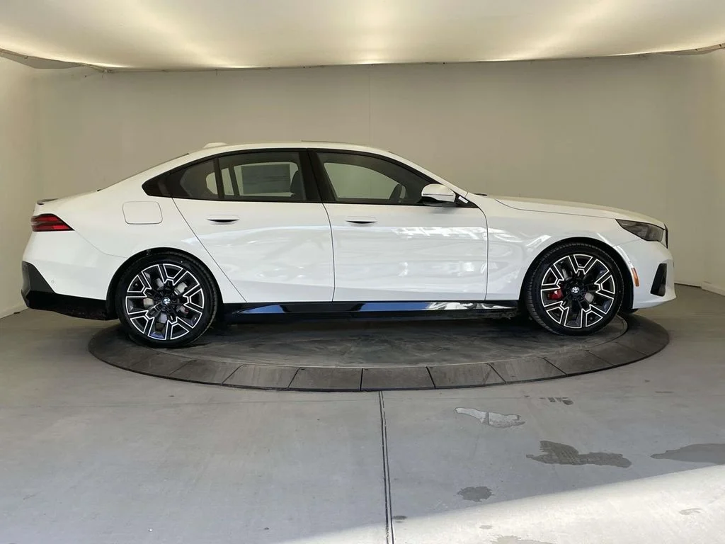 New 2026 White BMW xDrive40 image 6