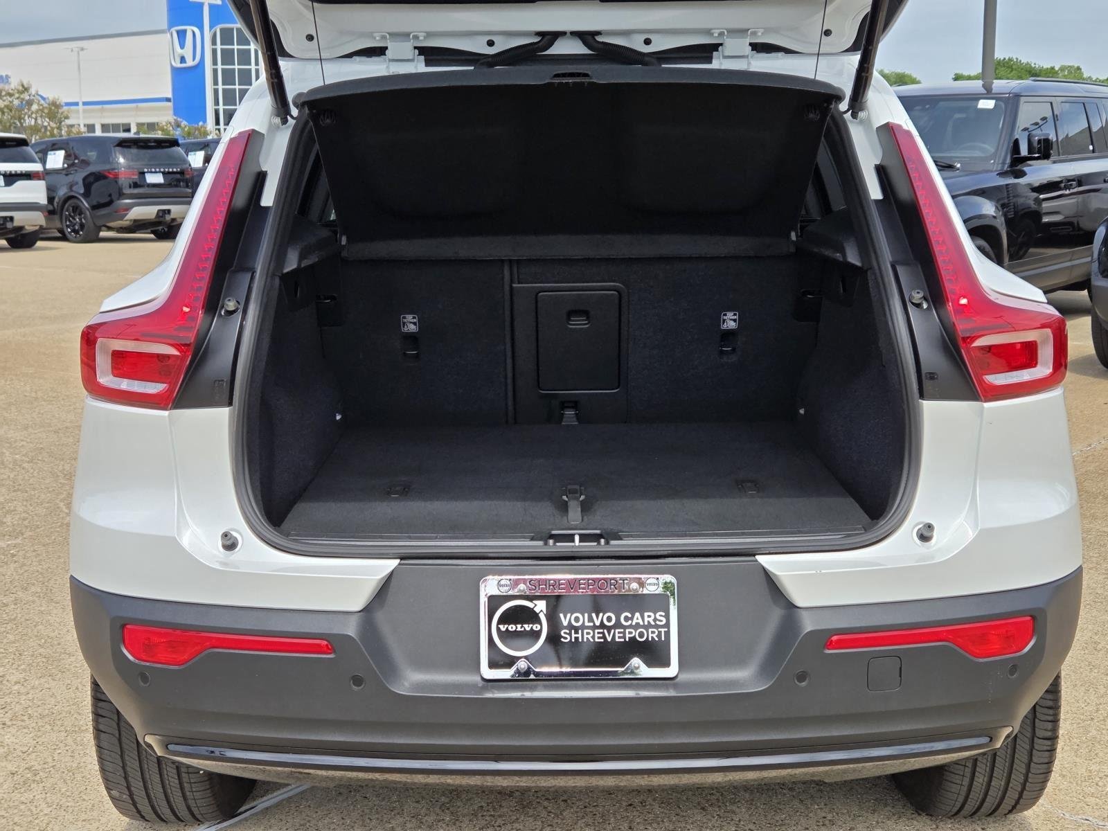 Used 2025 Crystal White Pearl Volvo Plus Dark Theme image 13