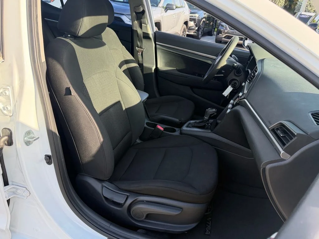 Used 2020 White Hyundai SE image 17