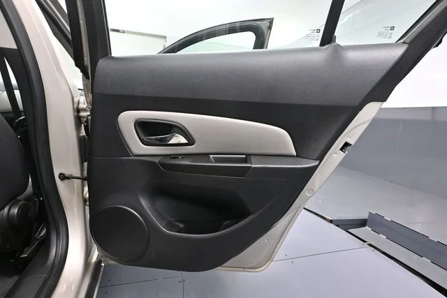 2013 Chevrolet Cruze LS - Photo 35