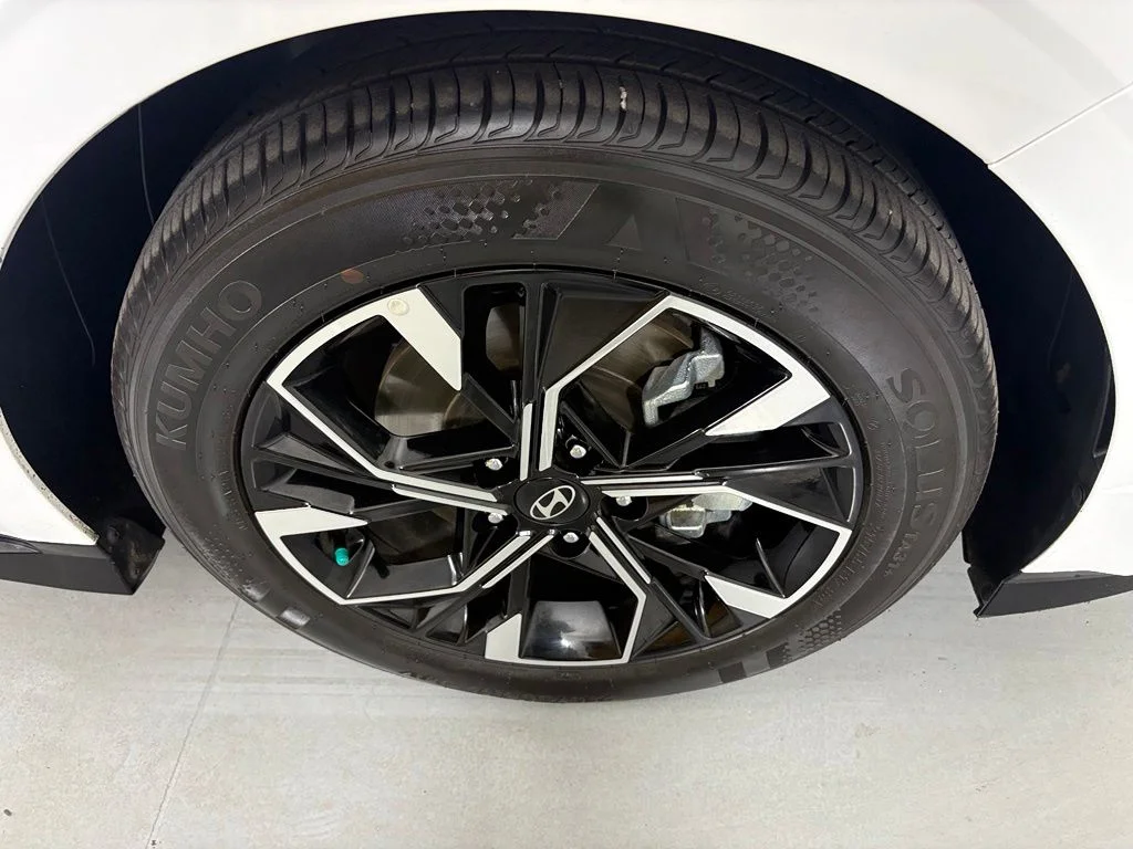 Used 2025 White Hyundai SEL image 11
