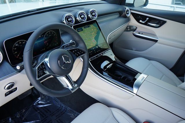 New 2026 Polar White Mercedes-Benz GLC 300 image 2