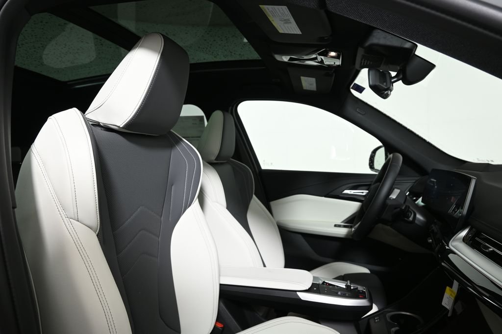 New 2026 White Metallic BMW xDrive28i image 34