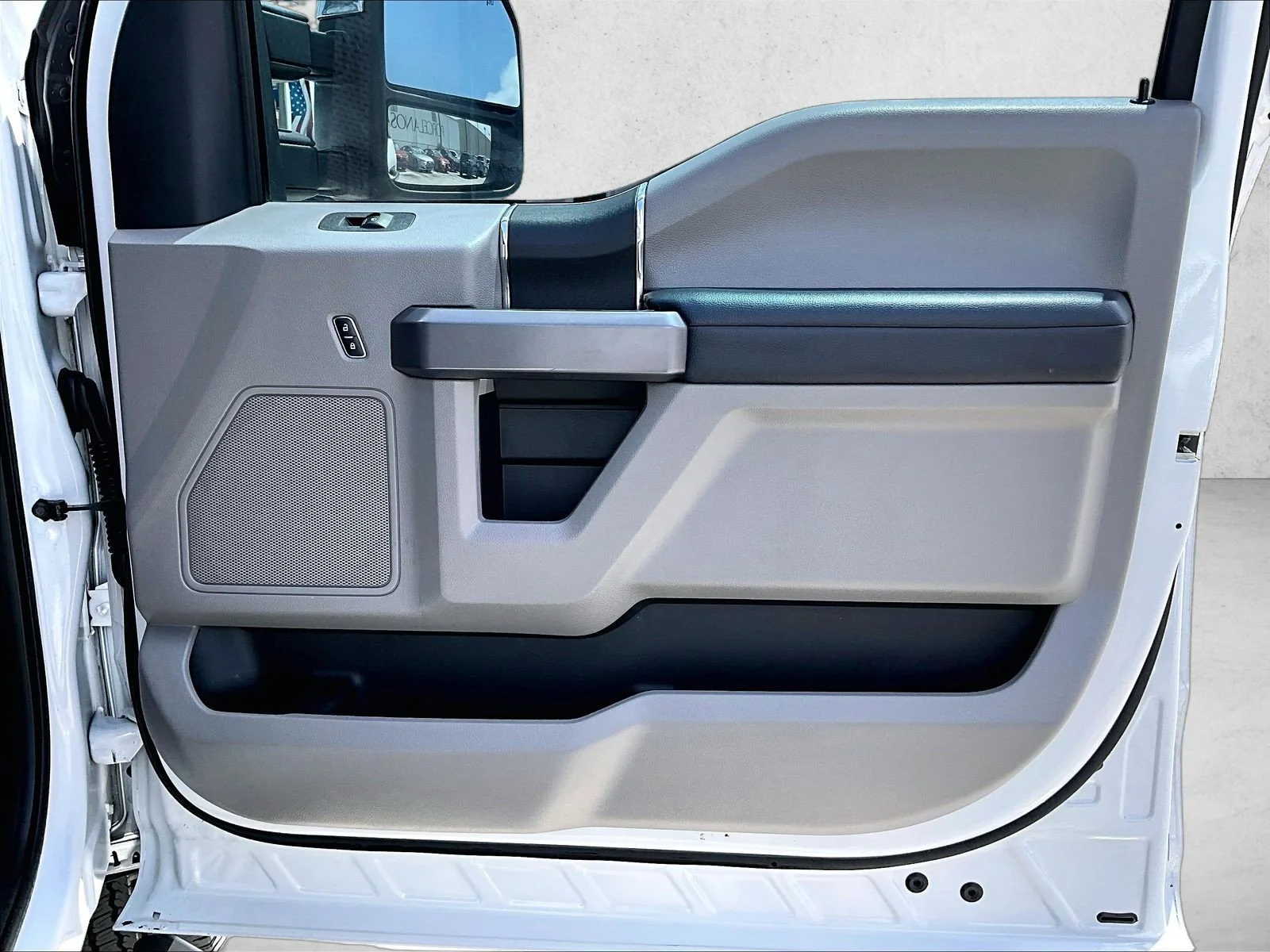 Used 2017 Oxford White Ford XLT image 19