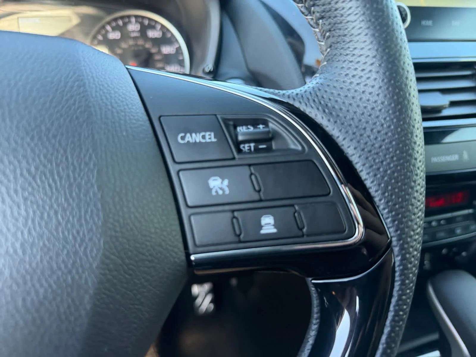 Used 2025 White Diamond Mitsubishi Black Edition image 28