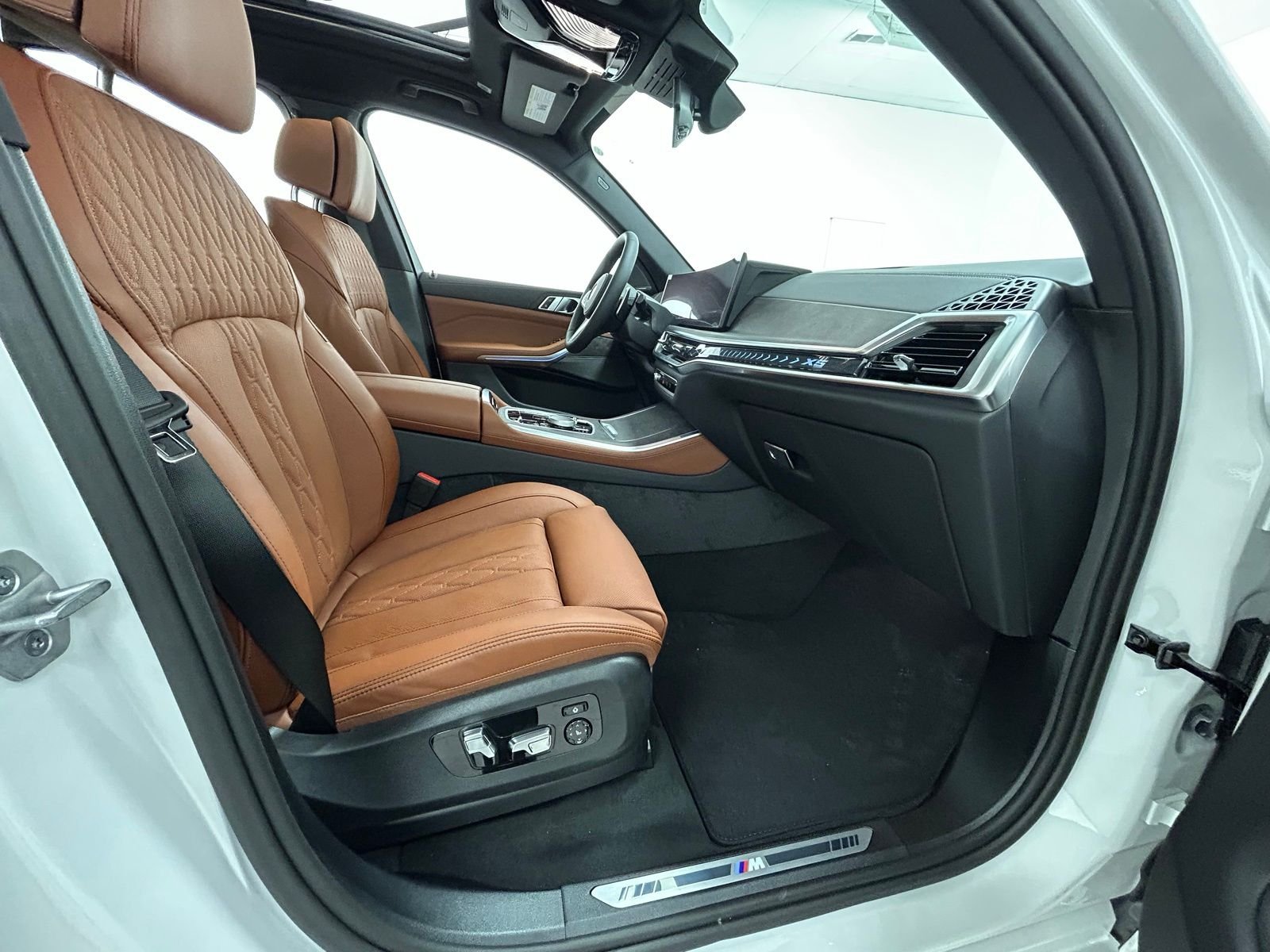 New 2026 Mineral White Metallic BMW xDrive50e image 42