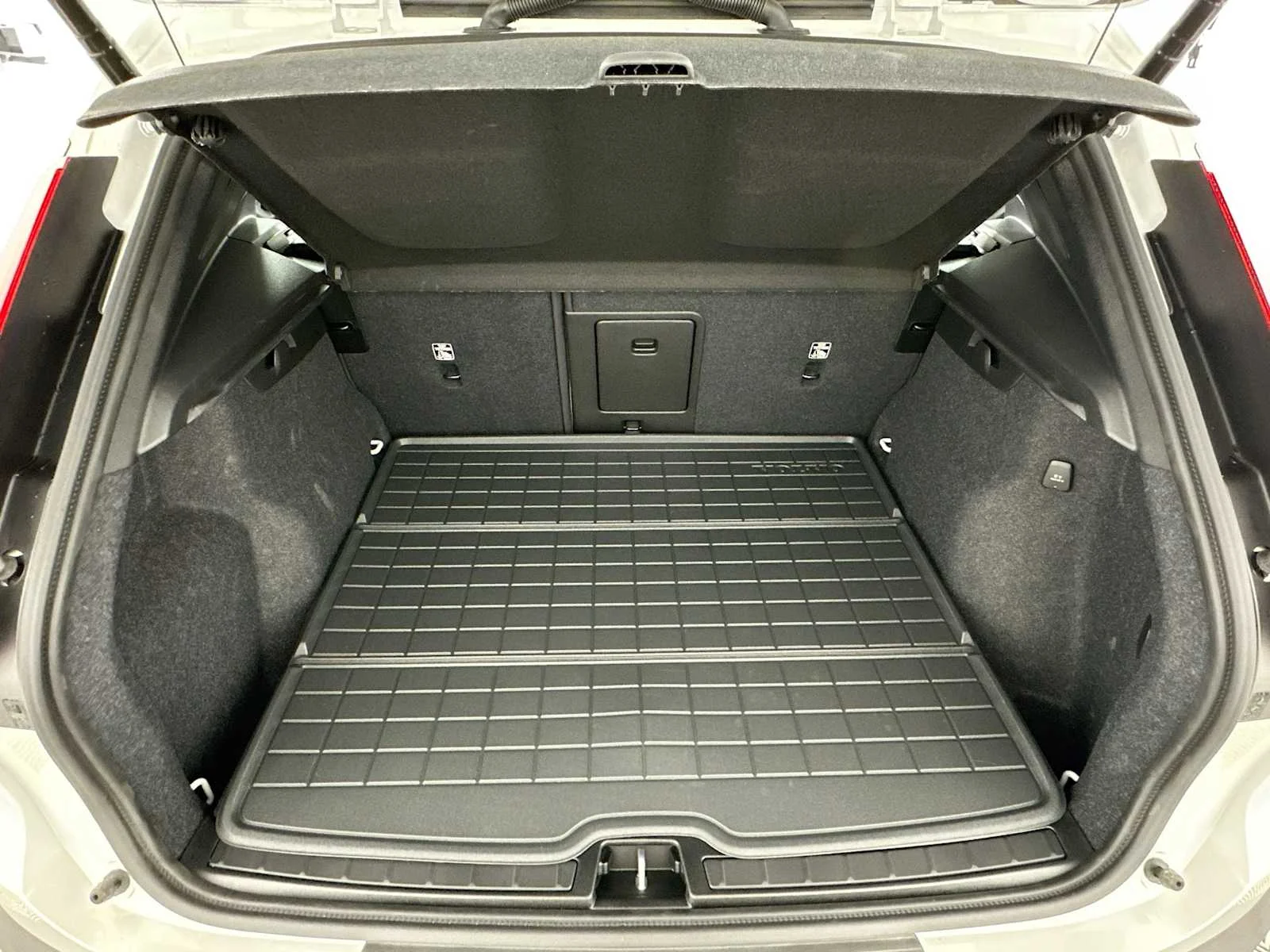 Certified Used 2025 Crystal White Volvo Plus image 25